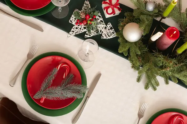 Noel kutlaması için şeker kamışı ve köknar dallarıyla servis edilen şölen masası.