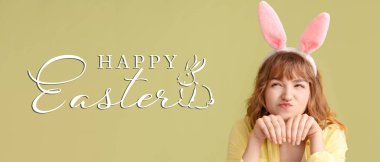 Tavşan kulaklı genç bayanla Mutlu Paskalyalar bayrağı