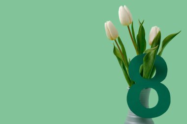 Güzel beyaz laleli vazo ve yeşil arka planda kağıttan yapılmış 8 figür. Uluslararası Kadınlar Günü