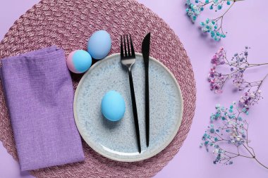 Paskalya için güzel bir masa. Arkaplanda yumurta ve çiçek var.