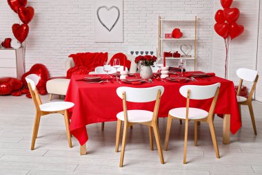 Sevgililer Günü 'nde evde kırmızı güller ve mumlarla süslenmiş şenlik masası.