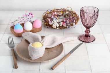 Paskalya için yumurta, çelenk ve çiçeklerle servis edilen güzel bir servis.