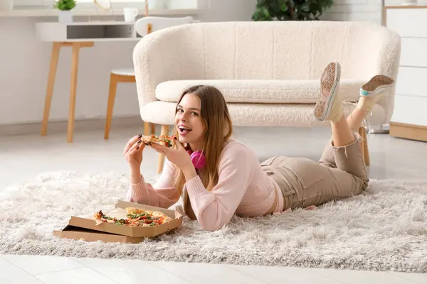 Adolescente Comiendo Deliciosa Pizza Margherita Casa — Foto de Stock