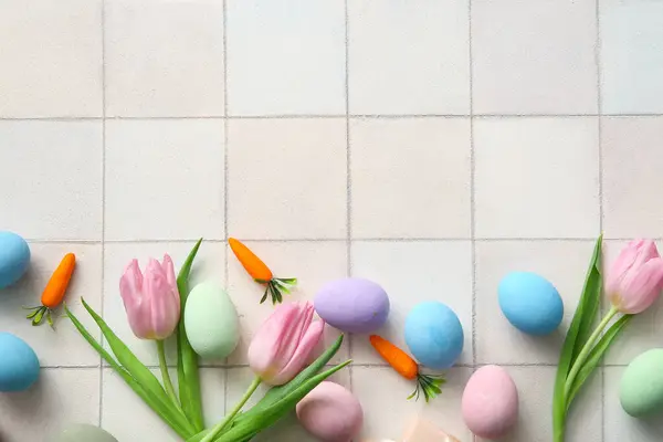Βαμμένα Πασχαλινά Αυγά Λουλούδια Τουλίπας Και Καρότα Λευκό Φόντο Πλακιδίων — Φωτογραφία Αρχείου