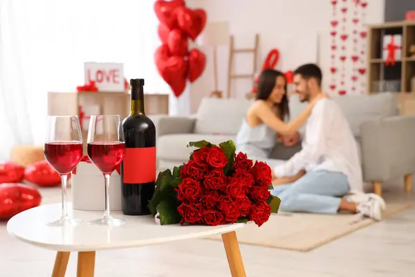 Verres Vin Avec Des Roses Sur Table Basse Pour Saint — Photo