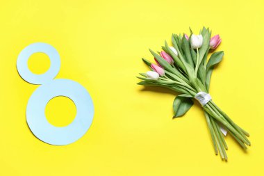 Şekil 8 kağıttan ve sarı arkaplanda güzel lalelerden yapılmış bir buket. Uluslararası Kadınlar Günü