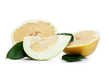 Beyaz arkaplanda taze meyve ve yapraklar kes