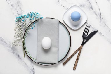 Paskalya için güzel bir masa. Beyaz grunge arka planda yumurtalar ve çiçekler.