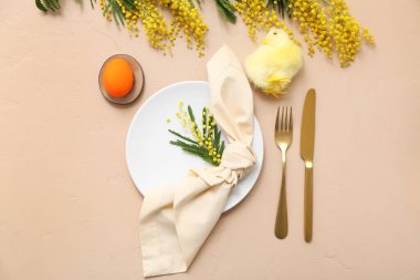 Bej arkaplanda Paskalya kutlaması için masa ayarları