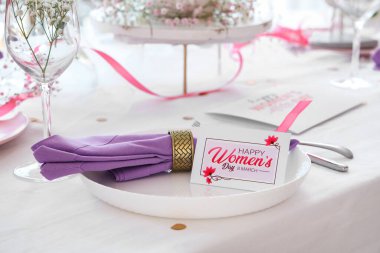 Uluslararası Kadınlar Günü kutlamaları için şık bir masa.