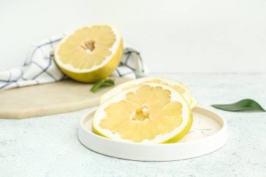 Beyaz arka planda taze aromalı dilimler.