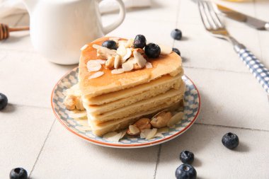 Kalp şeklinde leziz gözlemeler, hafif fayanslı yaban mersini ve fındıklar, yakın plan. Sevgililer Günü kutlaması