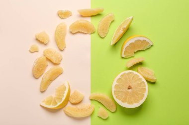 Lezzetli kesilmiş pomelo meyvesinden yapılmış çerçeve. Renkli arka planda dilimler var.