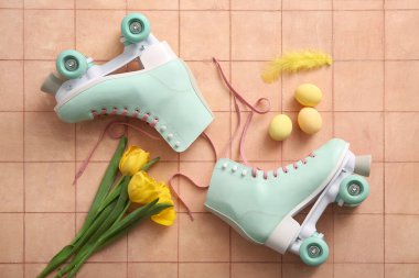 Paskalya yumurtalı klasik patenler ve pembe fayanslı güzel laleler.