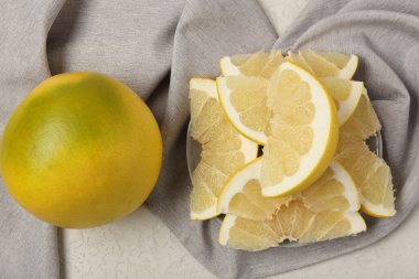 Beyaz arka planda dilimleri olan lezzetli aromalı meyve ve tabak.