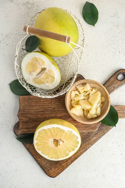 Tahta kase ve sepet, beyaz arka planda taze nar meyveleri.