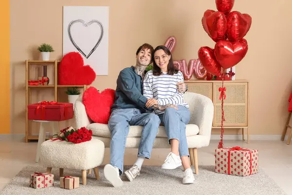 Genç bir çiftin evde randevusu var. Sevgililer Günü kutlaması