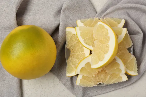 Beyaz arka planda dilimleri olan lezzetli aromalı meyve ve tabak.