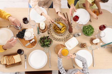 Büyük bir aile mutfakta yemek yiyor, manzarası harika.