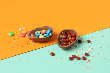 Renkli arkaplan şekerli Paskalya yumurtası