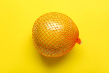 Sarı arka planda filede taze nar meyvesi.