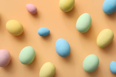 Bej arka planda boyanmış Paskalya yumurtaları