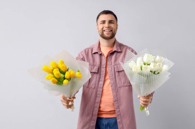 Hafif arka planda çiçekleri olan teslimatçı.