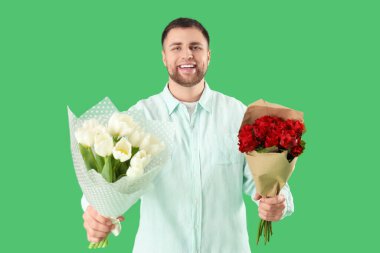 Yeşil arka planda çiçekli yakışıklı bir adam.