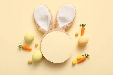 Paskalya yumurtası, havuç ve bej arka planda boş tebrik kartı olan tavşan kulakları.