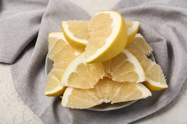 Beyaz arkaplanda tatlı pul dilimleri ile tabak