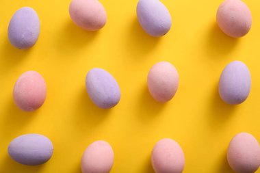 Sarı zemin üzerine boyanmış Paskalya yumurtası