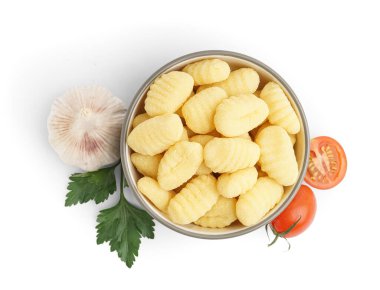 Beyaz arka planda lezzetli gnocchi, domates, maydanoz ve sarımsak.