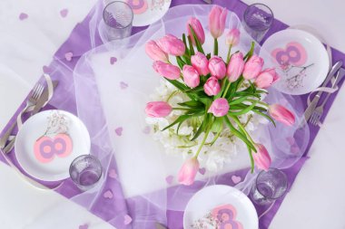 Masadaki bir buket güzel lale çiçeği Uluslararası Kadınlar Günü kutlamaları için servis ediliyor, yakın plan.