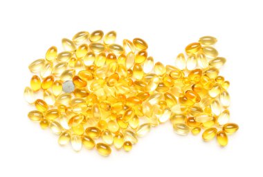 Beyaz arkaplandaki kapsüllerden yapılmış balık şekli