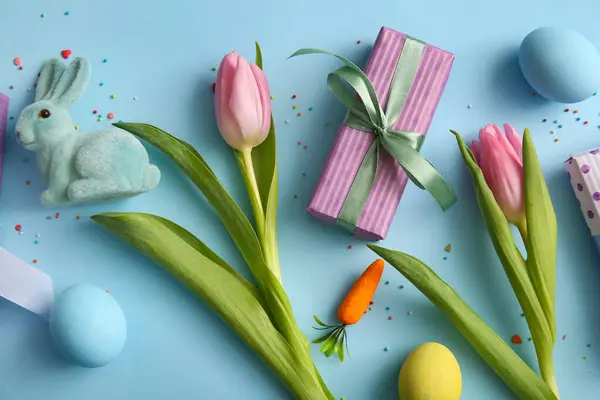 Πασχαλινά Αυγά Λουλούδια Τουλίπας Και Κουτί Δώρου Μπλε Φόντο — Φωτογραφία Αρχείου