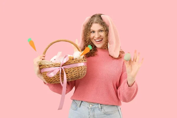Piękna Młoda Szczęśliwa Kobieta Króliczych Uszach Koszykiem Wielkanocnym Malowanymi Jajkami — Zdjęcie stockowe