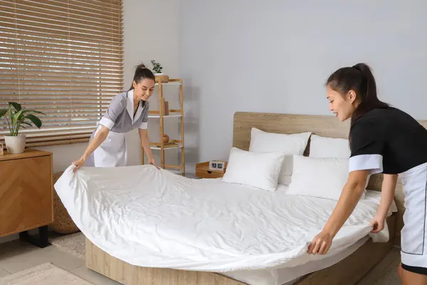 Genç oda hizmetçileri yatak odasında yatıyorlar.