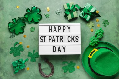 Sözcüklü tahta Mutlu Aziz PATRICKS Günü, hediye kutuları ve yeşil grunge arkaplan dekor