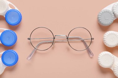 Bej arka plandaki kontak lensler için konteynırlı gözlüklü şık gözlük