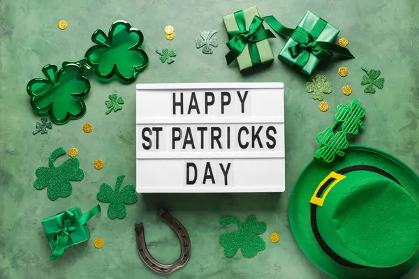 Sözcüklü tahta Mutlu Aziz PATRICKS Günü, hediye kutuları ve yeşil grunge arkaplan dekor