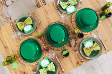 Leprikon şapkaları, at nalı ve yoncalarla servis edilen şenlik masası. Aziz Patrick Günü kutlaması