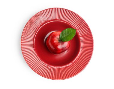 Beyaz arka planda taze kırmızı elma tabağı