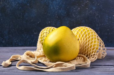 Mavi ahşap masada taze nane aromalı ip torbası.