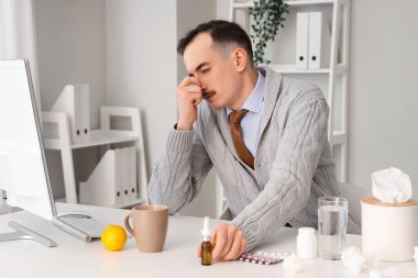 Ofiste nazal damlası olan kötü bir işadamı var.