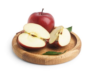 Tahta tahta tahta, taze kırmızı elmalar ve beyaz arka planda yapraklar.