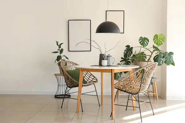 Yemek masası ve çerçeveli aydınlatma odasının içi.