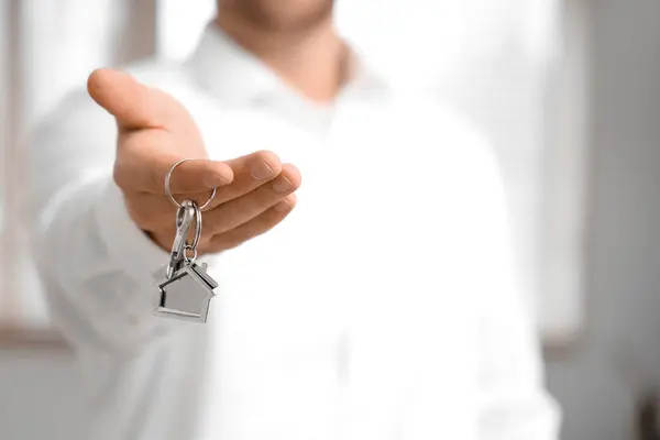 Männlicher Immobilienmakler Mit Schlüssel Wohnung Nahaufnahme — Stockfoto