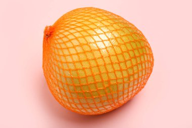 Pembe arka planda filede taze meyve.