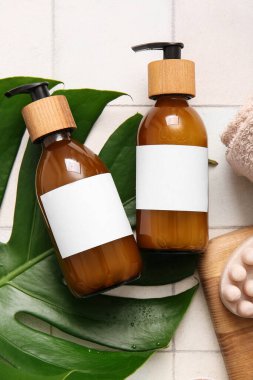 Beyaz fayanslı şampuan şişeleri