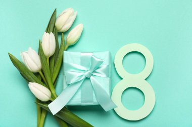 Beyaz güzel laleleri ve mavi arka planda hediye kutusu olan kağıttan yapılmış 8 figür. Uluslararası Kadınlar Günü